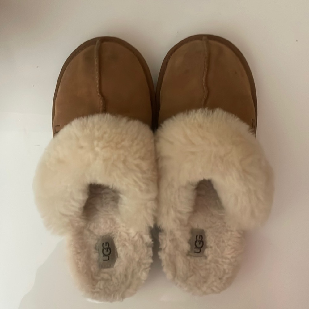 UGG slippers chestnut/size 4 in kids slight marks on the toe of shoes